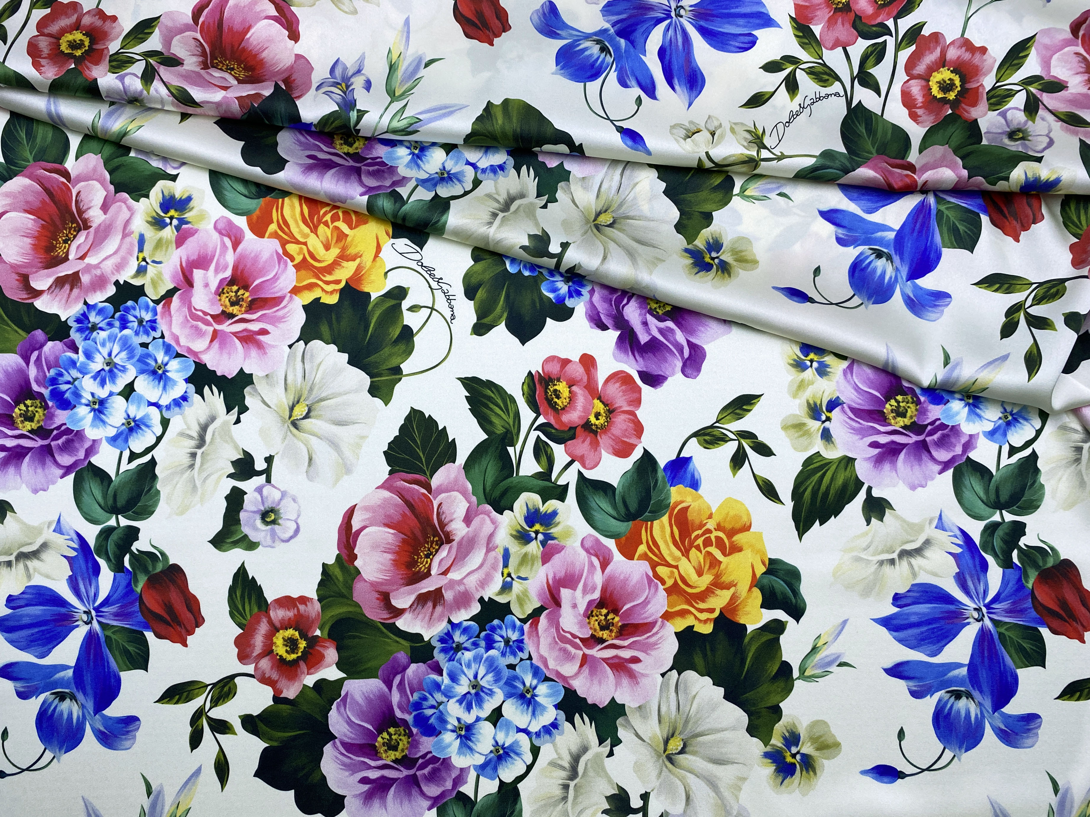 Ткань Шёлк  атласный   белого  цвета с принтом  цветы 46717 1